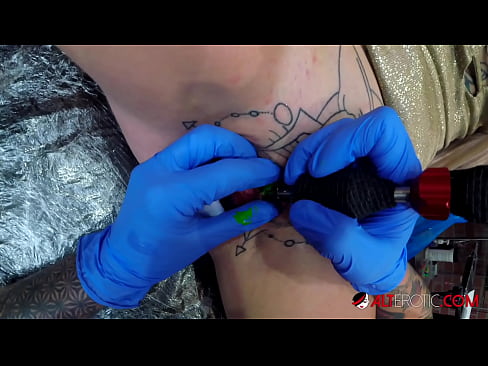 ❤️ Uiters getatoeëerde hottie Sully Savage het 'n tatoeëermerk op haar klitoris gekry ❤️❌ Mooi pornografie op af.virtsextor.ru ❌️❤